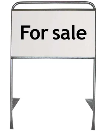 Estate   Sign      Mæglerskilt    Med   Plade   Og   Print   På       Side