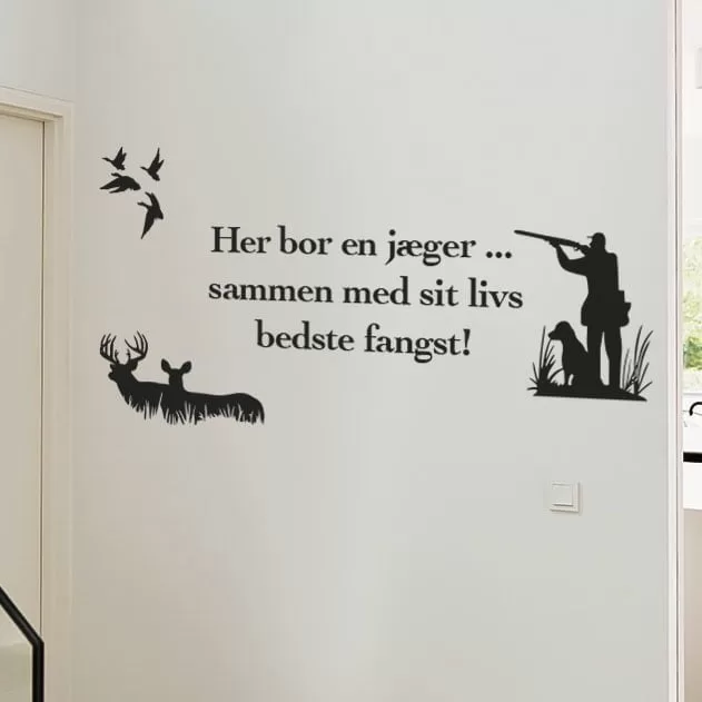 Her   Bor   En   Jæger   Wallsticker