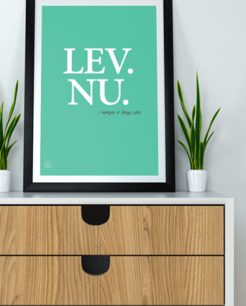 Lev   Nu - Plakat    Grøn    21   X   29        A4    Kr    199  -