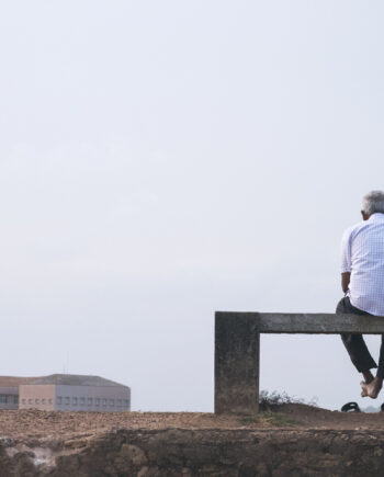 Man   On   Bench   Af   Frames