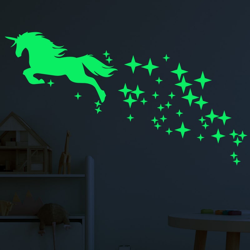 Selvlysende Wallsticker Med En Flyvende Enhjørning Omgivet Af Stjerner Grøn