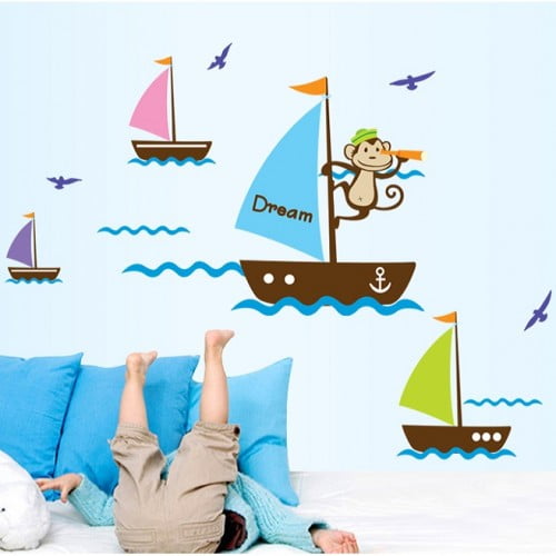 Skibe   Med   En   Abe   Ombord   I   Flotte   Farver   Wallsticker