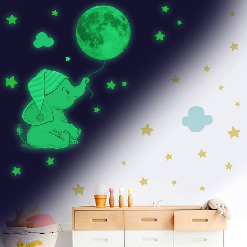 Sød Selvlysende Wallsticker Med En Lille Elefant Unge Der Holder Månen I En Snor Stor 74 Stk