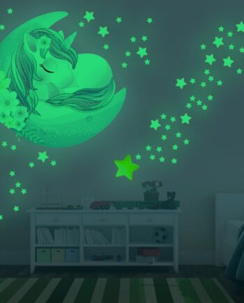 Sød   Selvlysende   Wallsticker   Med   En   Sovende   Enhjørning   Med   Masser   Af   Stjerner