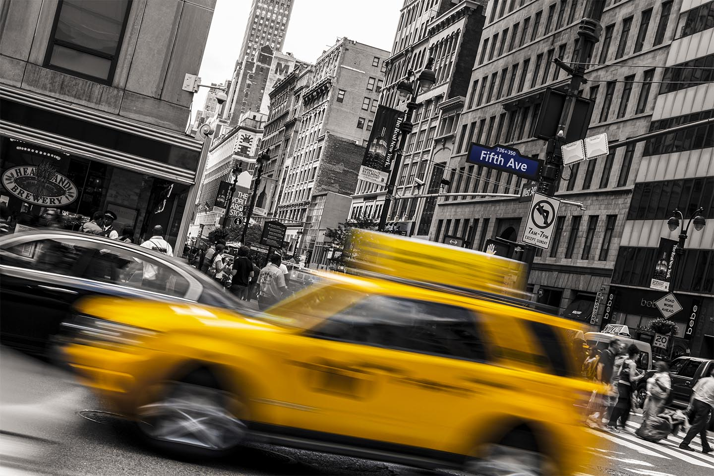 Taxi   At   Fifth   Avenue   In   New   York   Af   Rasmus   Gundorff   Sæderup