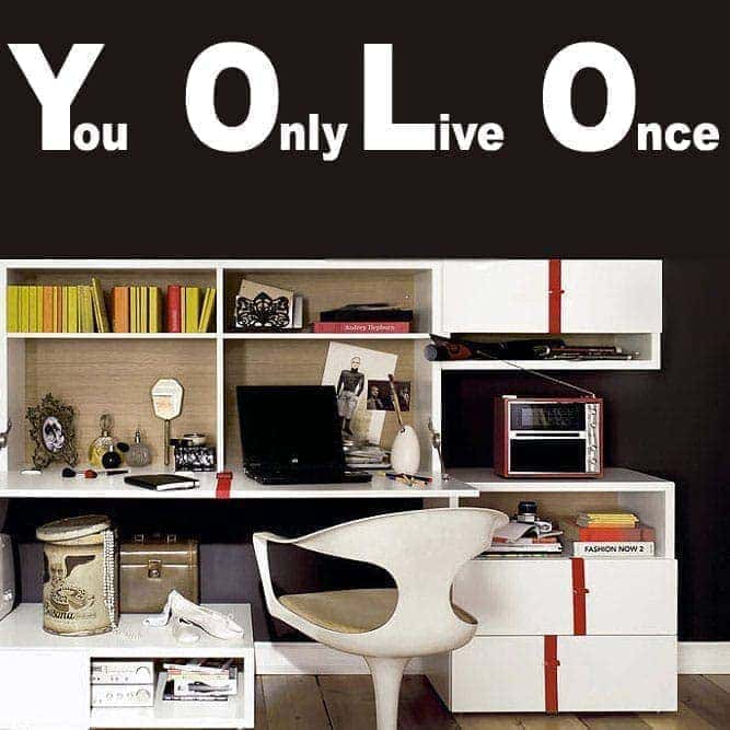 Y O L O Wallsticker